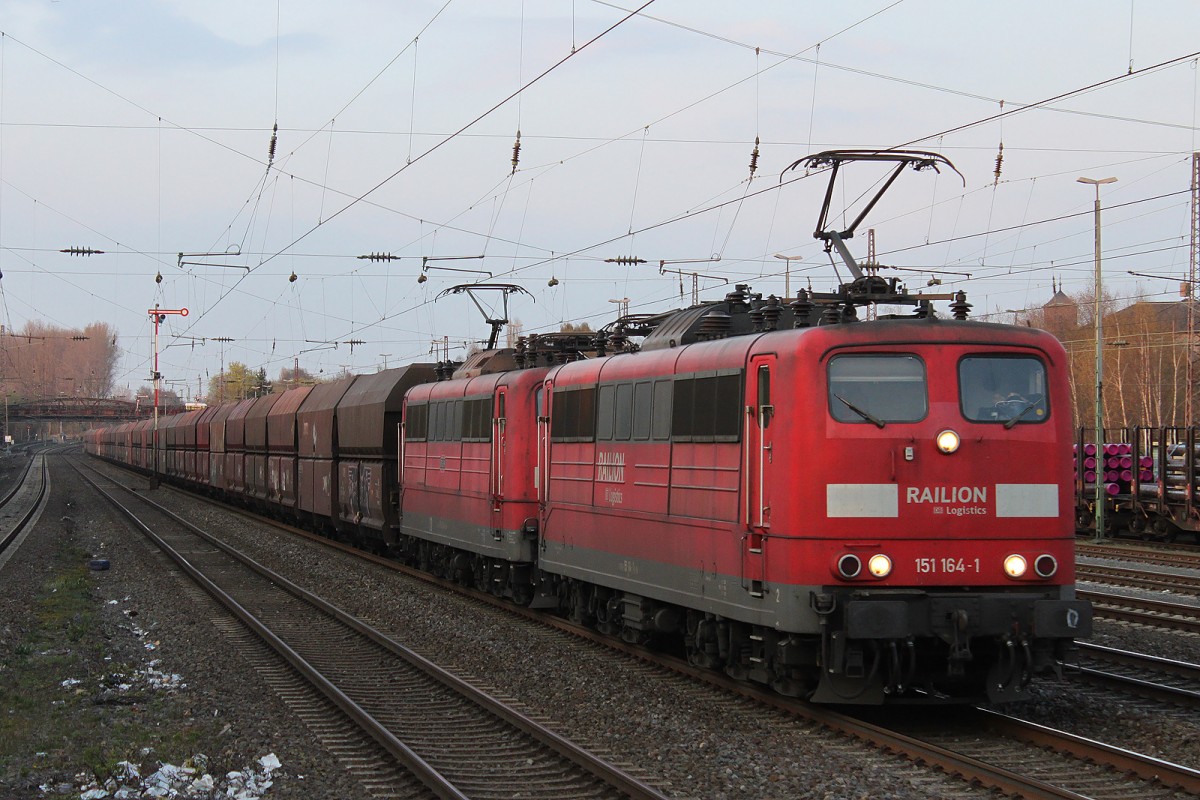 151 164 und 151 025 (RBH 270) fuhren am 26.3.14 mit einem Kohlezug durch Düsseldorf-Rath.
