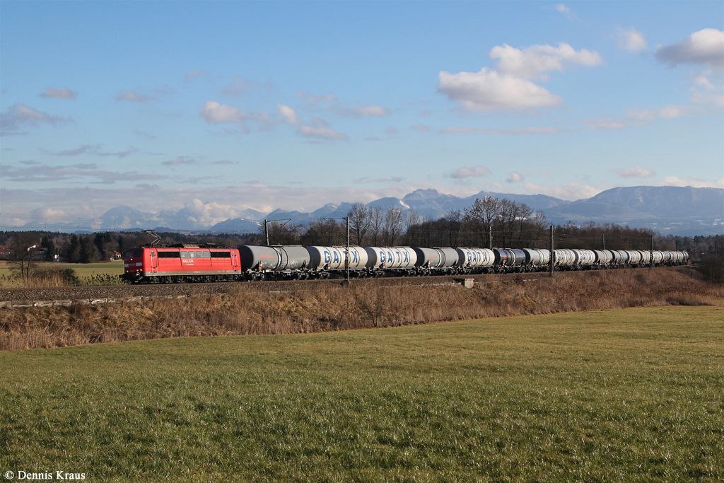151 164 mit einem Kesselwagenzug am 15.01.2014 bei Großkarolinenfeld.