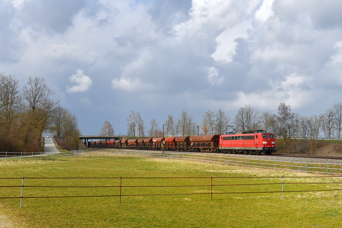 151 164 mit einem Schotterzug am 27.03.2018 bei Schwarzwöhr. 