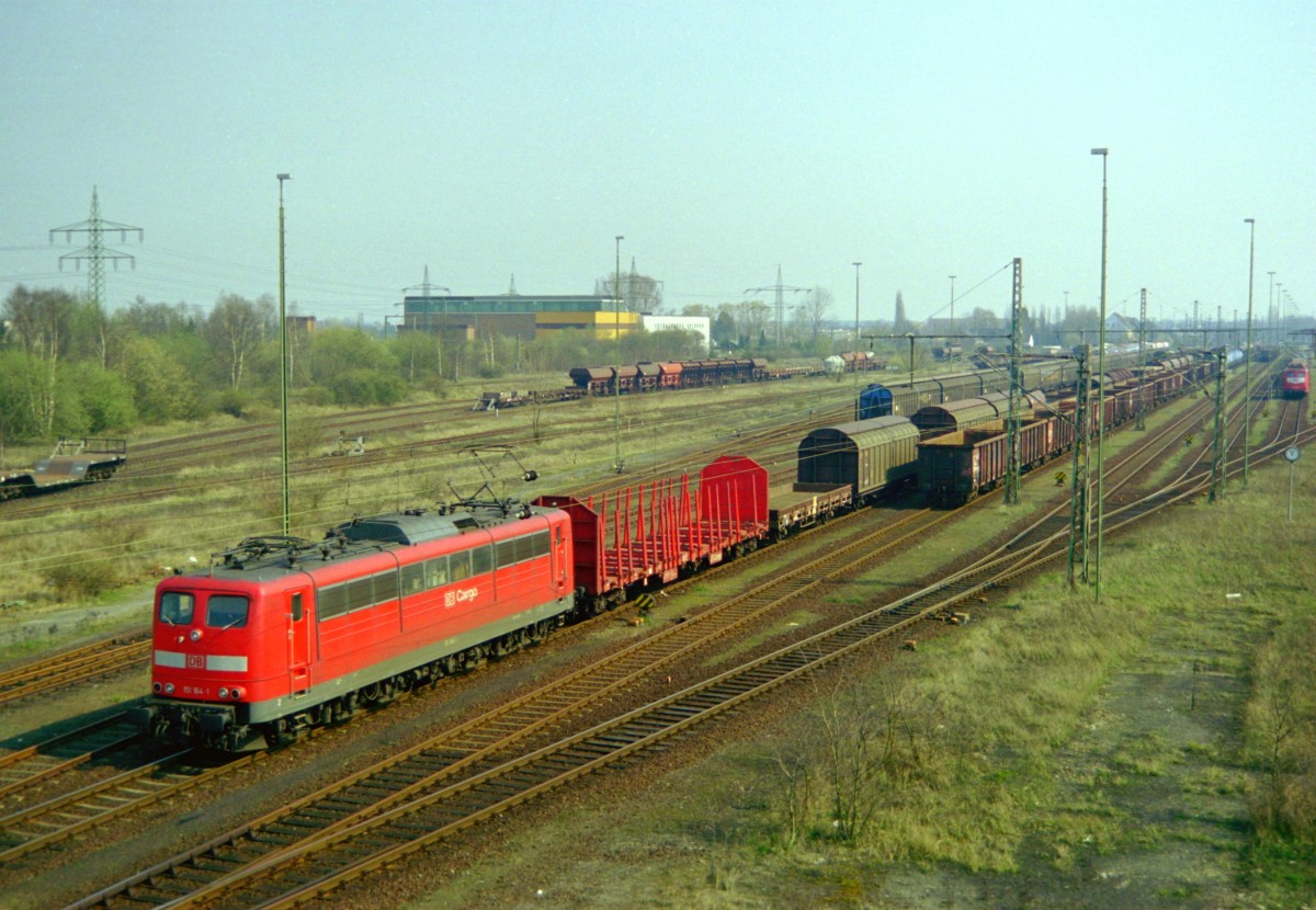 151 164 mit Gterzug Richtung Hannover am 01.04.1999 in Lehrte