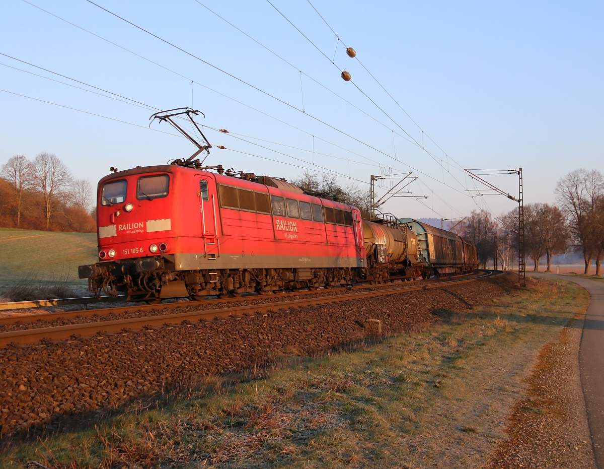 151 165-8 mit gemischtem Güterzug in Fahrtrichtung Süden. Aufgenommen am 13.03.2014 bei Niederhone.