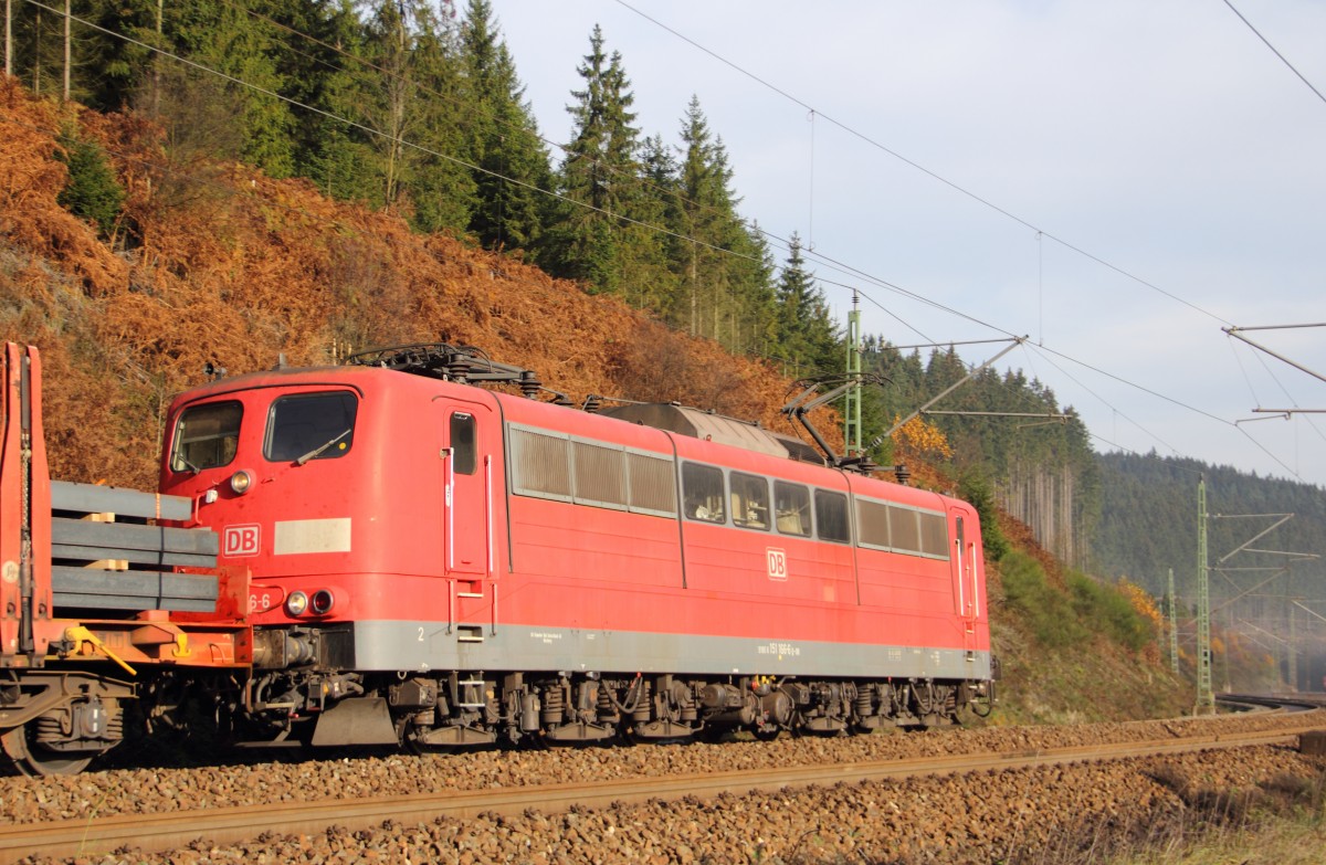 151 166-6 DB Schenker schiebt einen Gterzug ber die Frankenwaldrampe bei Steinbach am 12.11.2014.