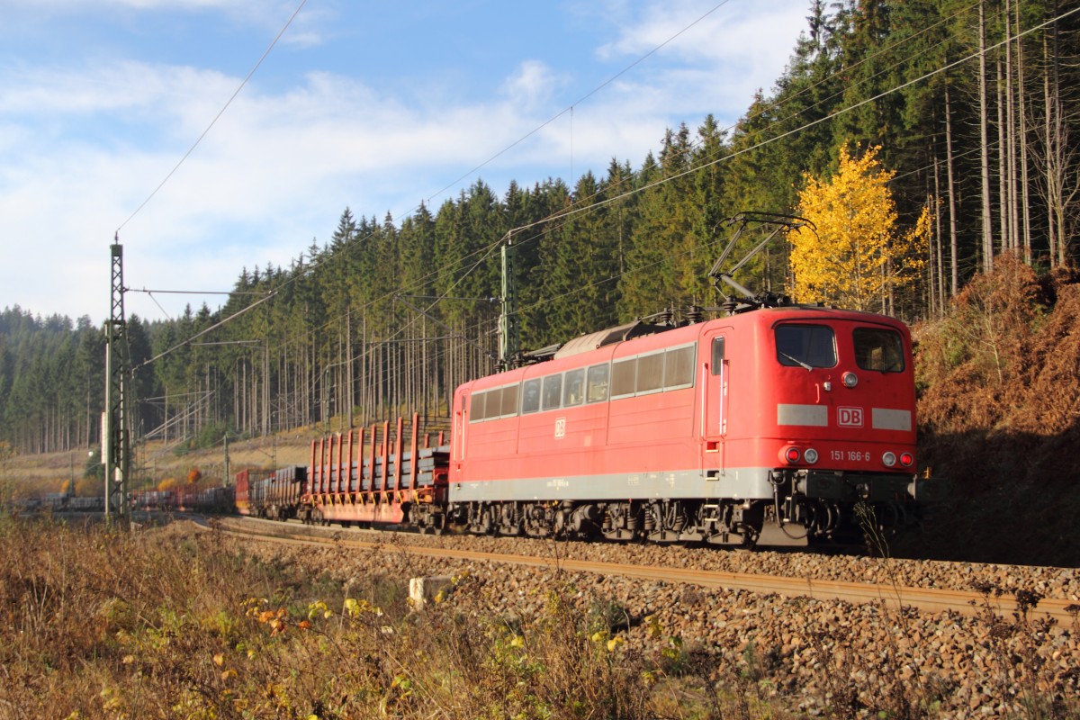 151 166-6 DB Schenker schiebt einen Gterzug ber die Frankenwaldrampe bei Steinbach am 12.11.2014.