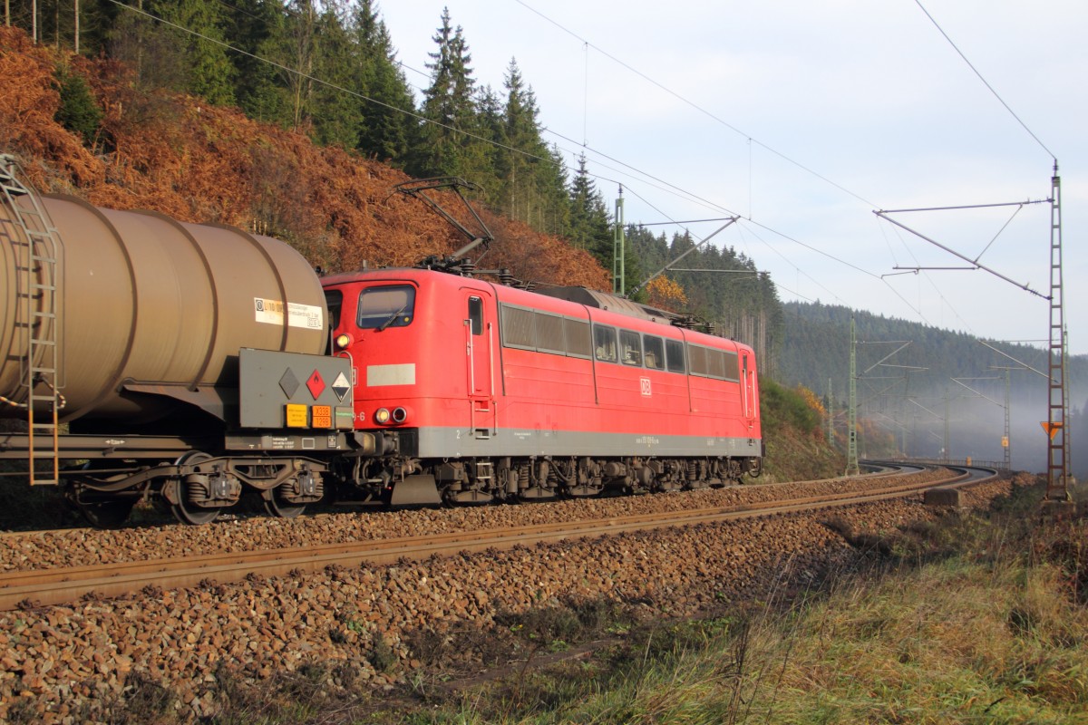 151 166-6 DB Schenker schiebt einen Gterzug ber die Frankenwaldrampe bei Steinbach am 14.11.2014