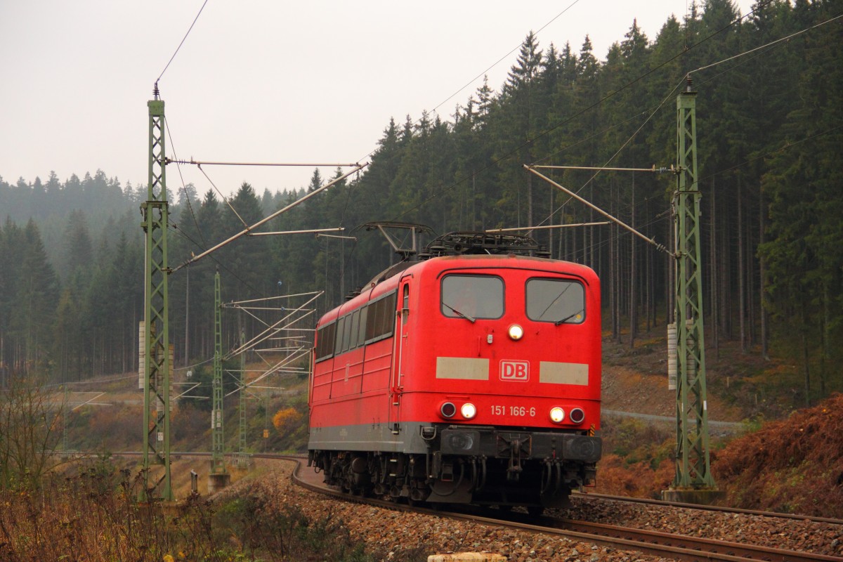 151 166-6 kehrt nach einem Schubdienst ber die Frankenwaldrampe zurck nach Probstzella am 14.11.2014.