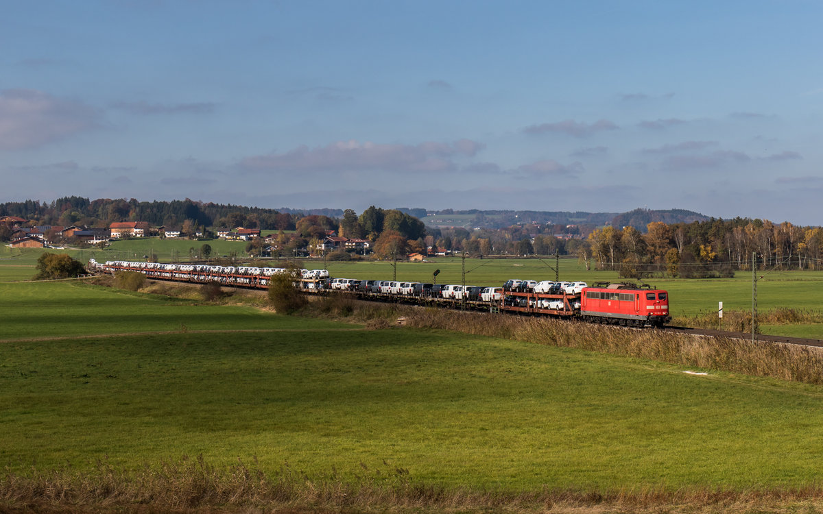 151 166 fährt mit einem Autozug bei Bernau in Richtung Salzburg, aufgenommen am 31. Oktober 2016.