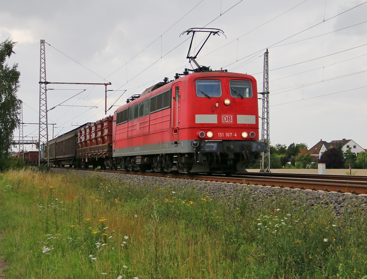 151 167-4 mit gemischtem Güterzug in Fahrtrichtung Seelze. Aufgenommen in Dedensen-Gümmer am 29.07.2015.