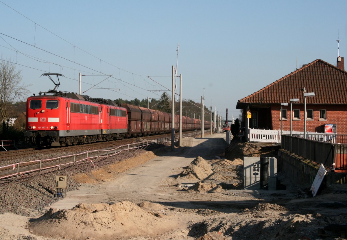 151 167 mit GM 60444 (Minden [Westf]–Hamburg-Waltershof) am 22.03.2012 in Radbruch, aufgenommen vom Zugang zum provisorischen Bahnsteig.