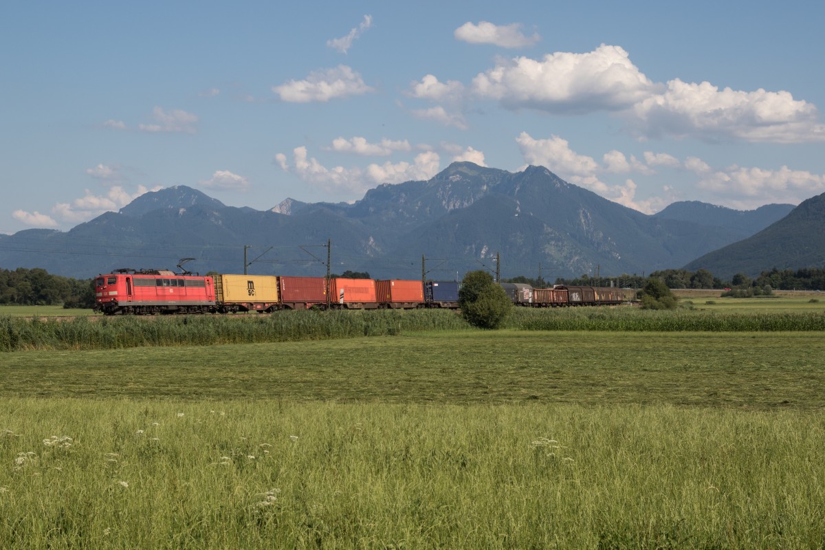 151 167 mit einer Übergabe nach Rosenheim am 21. Juli 2015 bei Weisham.