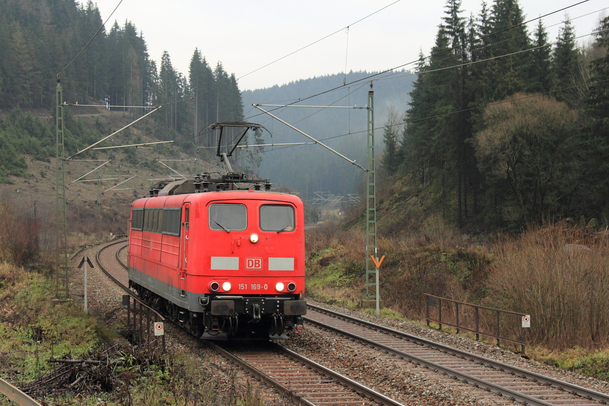 151 169-0 DBSR bei Förtschendorf im Frankenwald am 03.12.2015.