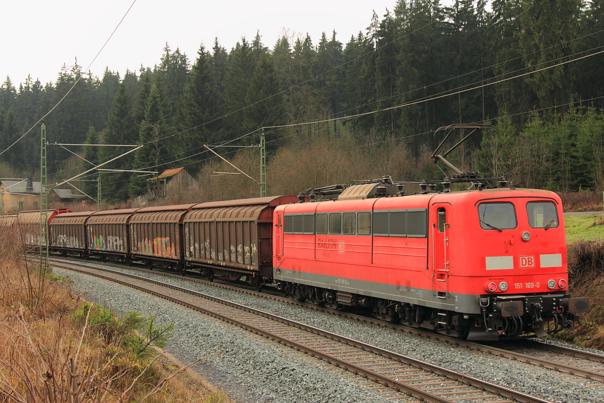 151 169-0 DBSR schiebt einen Güterzug über die Frankenwaldrampe bei Steinbach am 03.12.2015.