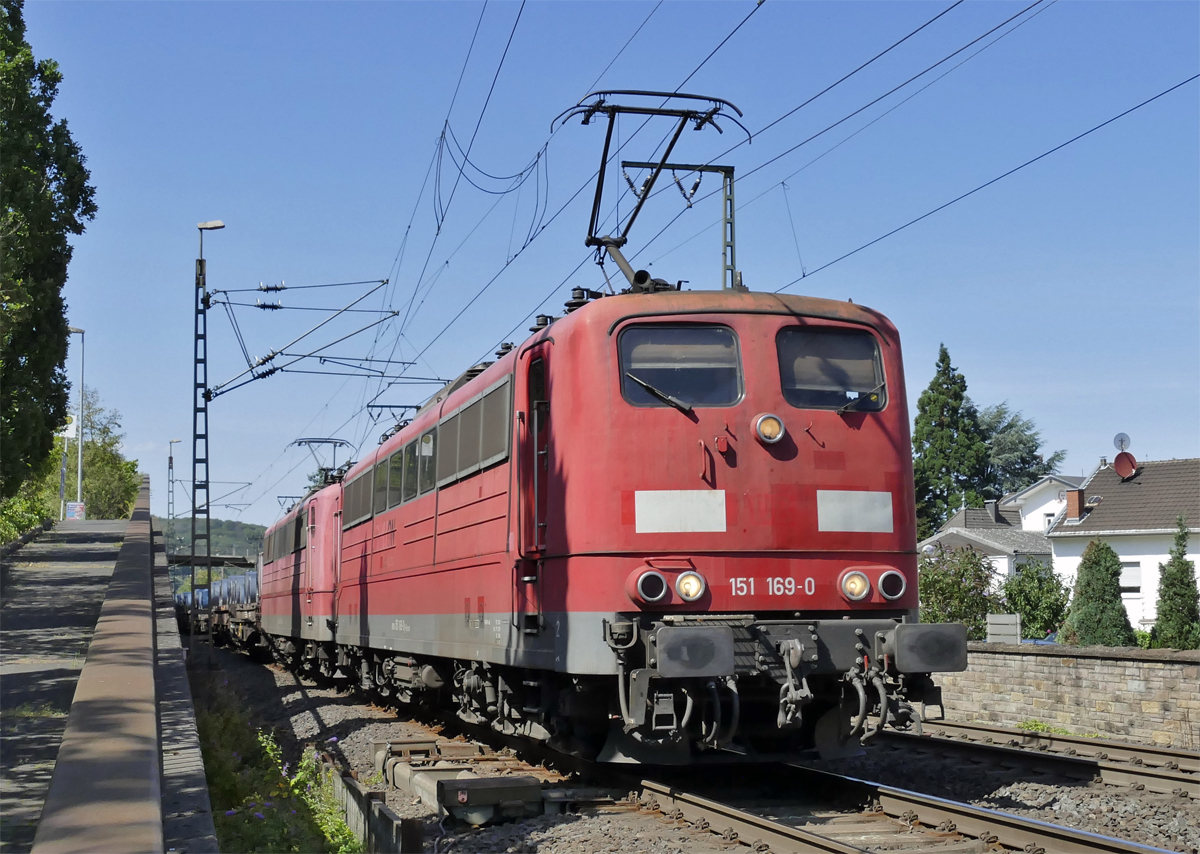 151 169-0 Doppeltraktion, Flachwagen mit Stahlrollen durch Remagen - 22.08.2019