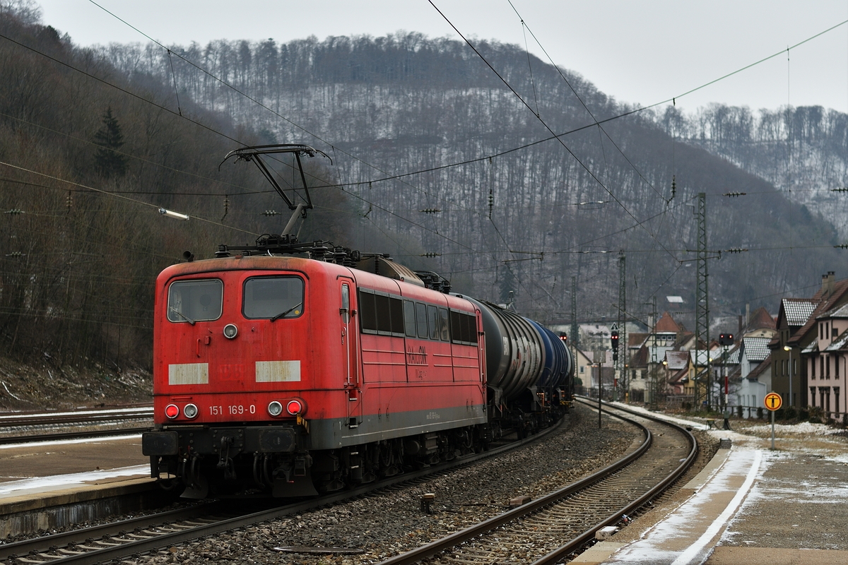151 169 hat am 15. Dezember 2018 Schiebedienst auf der Geislinger Steige. Hier unterstützt sie 266 071 mit einem Kesselwagenzug. Aufgenommen im Bahnhof von Geislingen (Steige).