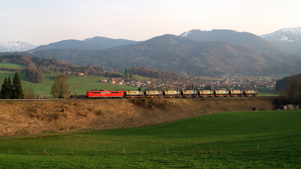 151 xxx mit Müllzug bei Bergen (Obb) (01.04.2014)