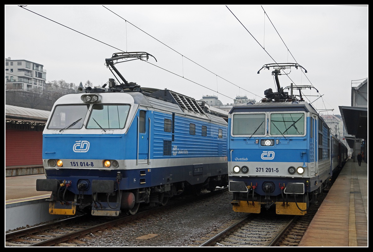 151.014 und 371 201 nebeneinander in Praha hlavni nadrazi am 22.01.2019.