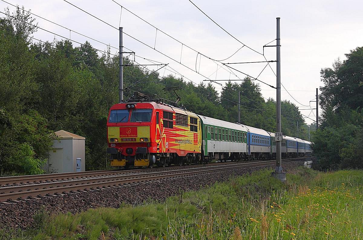 151014 in knalliger Werbelackierung hat am 21.8.2013 bei Stary Kolin um 09.05 Uhr einen bunten Schnellzug am Haken und ist damit in Richtung Kolin unterwegs.