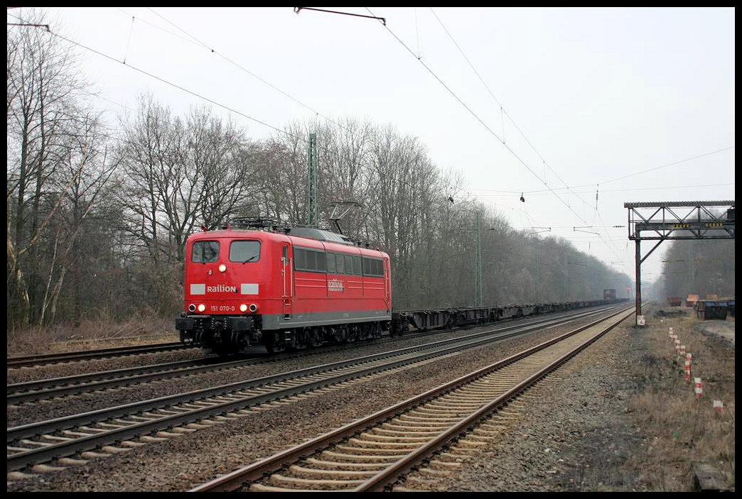 151070 Railion fährt hier am 18.03.2006 um 17.12 Uhr mit einem Güterzug in Richtung Münster durch den Bahnhof Natrup Hagen.