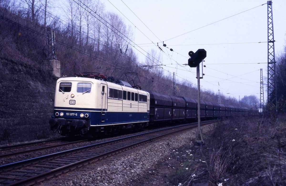151077 mit Erzzug am nördlichen Einschnitt Lengericher Tunnel am 18.4.1987 um 13.56 Uhr Richtung Ruhrgebiet.