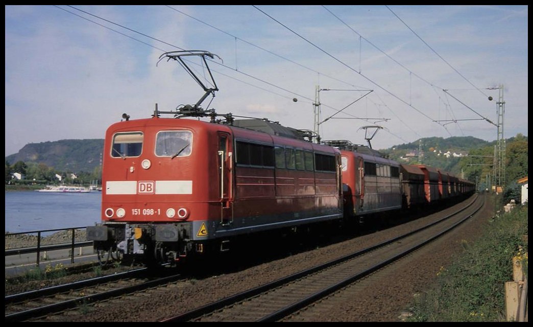 151098 und 151116 sind hier bei Linz am Rhein am 13.10.2003 um 12.28 Uhr mit einem Erzzug in Richtung Süden unterwegs.