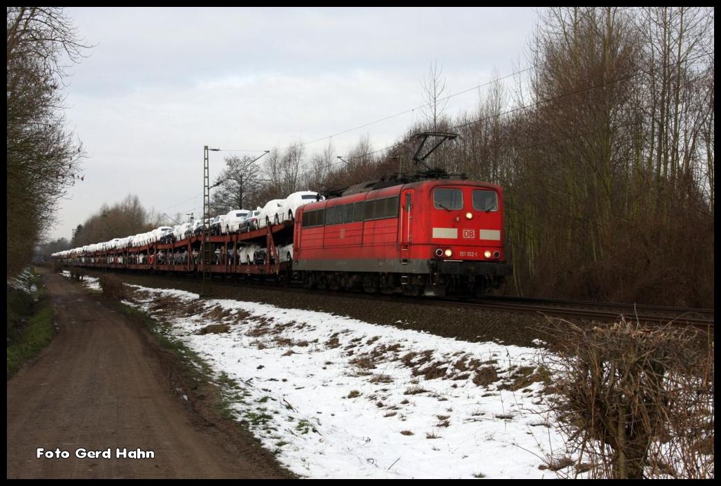 151102 ist am 5.2.2015 mit einem Audi Autozug bei Osnabrück Hellern in Richtung OS Hauptbahnhof unterwegs.