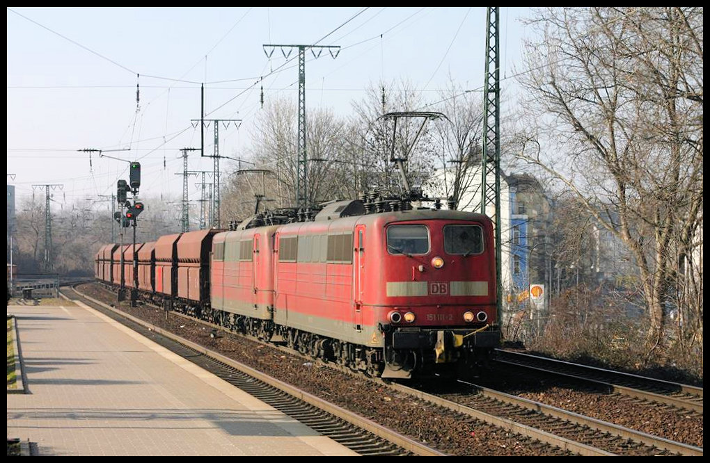 151111 und 151094 fahren hier am 19.3.2006 um 15.04 Uhr mit dem sogenannten Erzzug  Langer Heinrich  in Richtung Saarland durch Köln Süd.