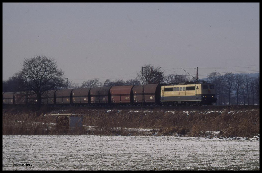 151112 am 24.02.1996 um 11.43 Uhr mit einem Kohlezug auf der Rollbahn bei Hasbergen in Fahrtrichtung Osnabrück - Bremen.