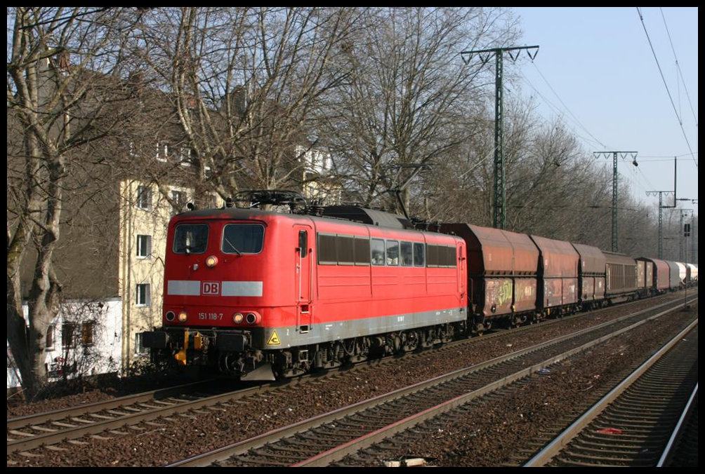 151118 kommt hier am 19.3.2006 um 14.17 Uhr mit einem gemischten Güterzug in Richtung Norden fahrend durch den Bahnhof Köln Süd.
