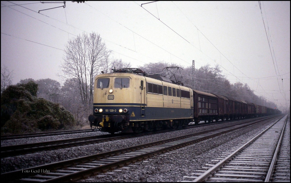 151120 trug eine automatische Kupplung, als sie am 22.11.1991 um 9.39 Uhr mit einem gemischten Güterzug in Richtung Münster fahrend durch Natrup Hagen kam. 