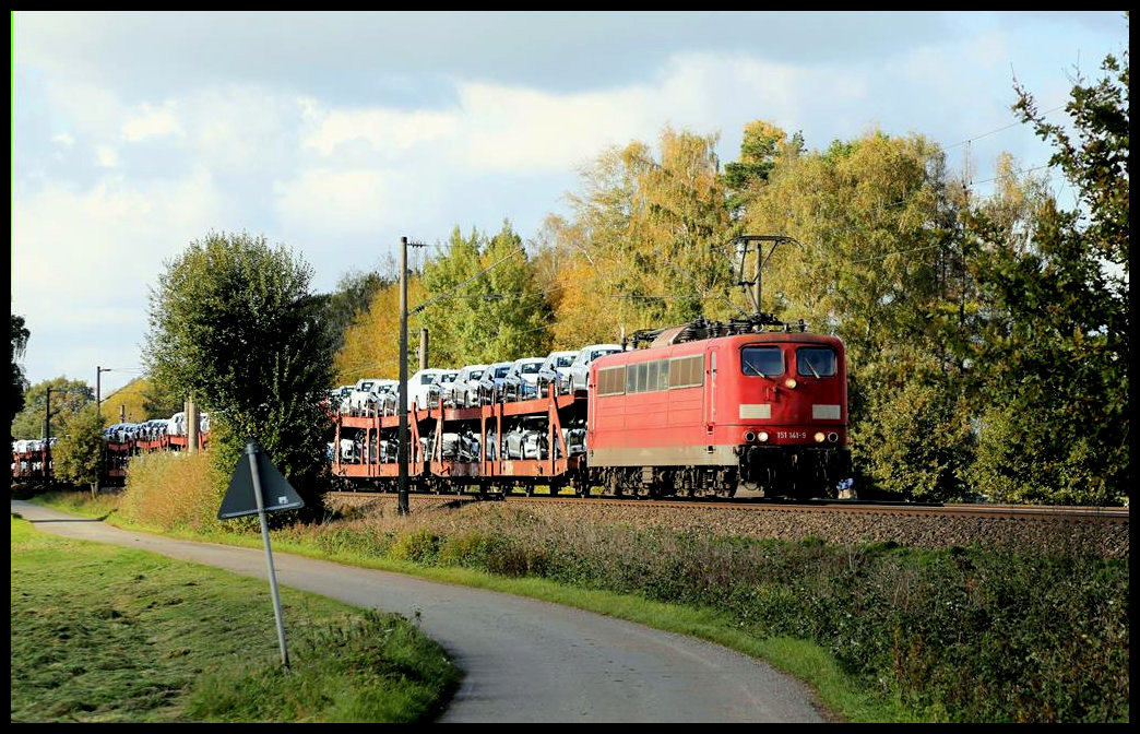 151141-9 ist hier bei Westerhausen am 29.10.2019 um 13.31 Uhr mit einem Auto Transport Zug in Richtung Hannover unterwegs.