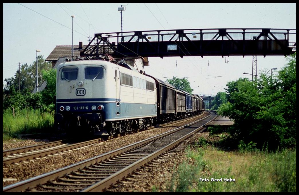 151147 war am 6.7.1991 um 16.28 Uhr bei St. Ilgen mit einem Güterzug in Richtung Heidelberg unterwegs.