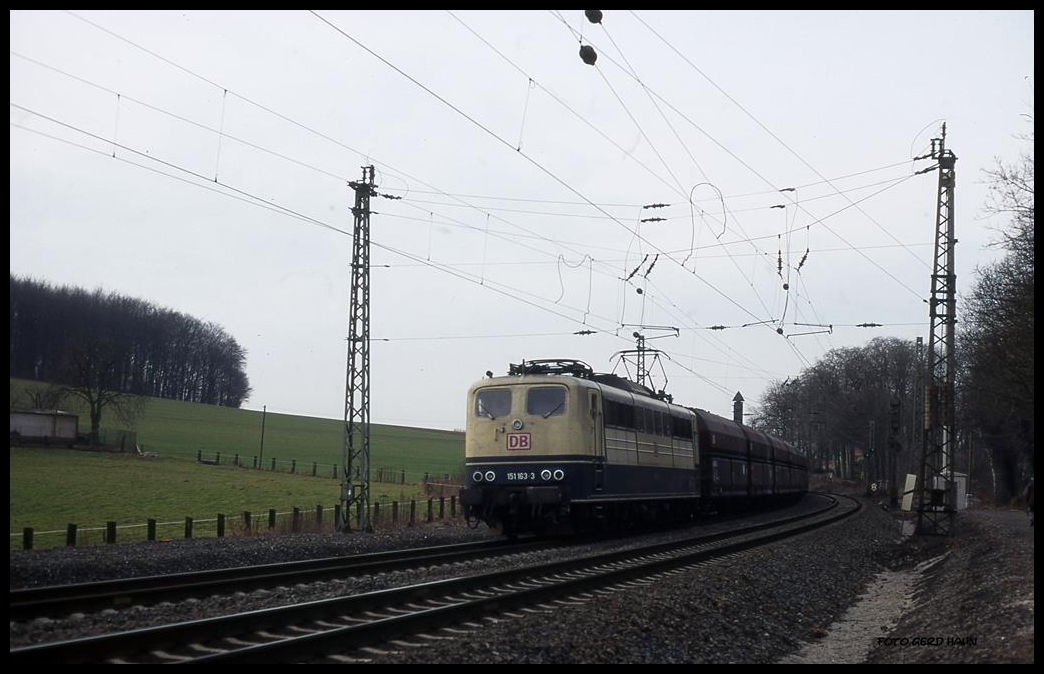 151163 war hier mit einem Kokszug auf der Rollbahn am Ortsrand von Hasbergen am 23.2.1997 in Richtung Osnabrück unterwegs.