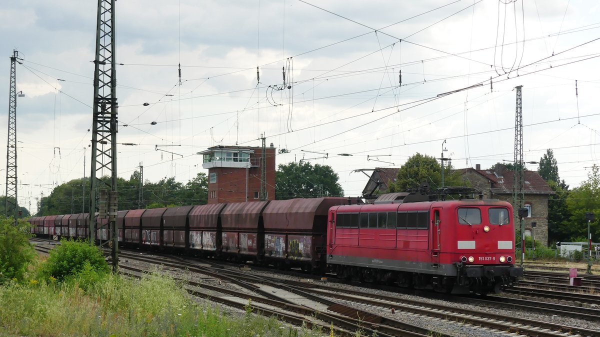 1515 037 zieht einen Güterzug gen Aschaffenburg durch Darmstadt Kranichstein. Aufgenommen am 28.6.2018 16:20