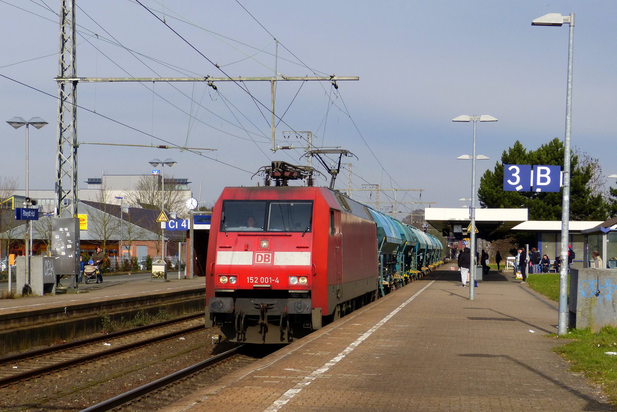 152 001-4 DB kommt mit einem Kalkleerzug aus Hagen(D) nach Marche-les-Dames(B) aus Richtung Mönchengladbach-Hbf, und fährt durch Rheydt-Hbf in Richtung Wickrath,Beckrath,Herrath,Erkelenz,Baal,Hückelhoven-Baal,Brachelen,Lindern,Süggerath,Geilenkirchen,Frelenberg,Zweibrüggen,Übach-Palenberg,Rimburg,Finkenrath,Hofstadt,Herzogenrath, Kohlscheid,Richterich,Laurensberg,Aachen-West. 
Aufgenommen vom Bahnsteig 3 in Rheydt-Hbf.
Bei Sonnenschein am Kalten Nachmittag vom 17.2.2018. 