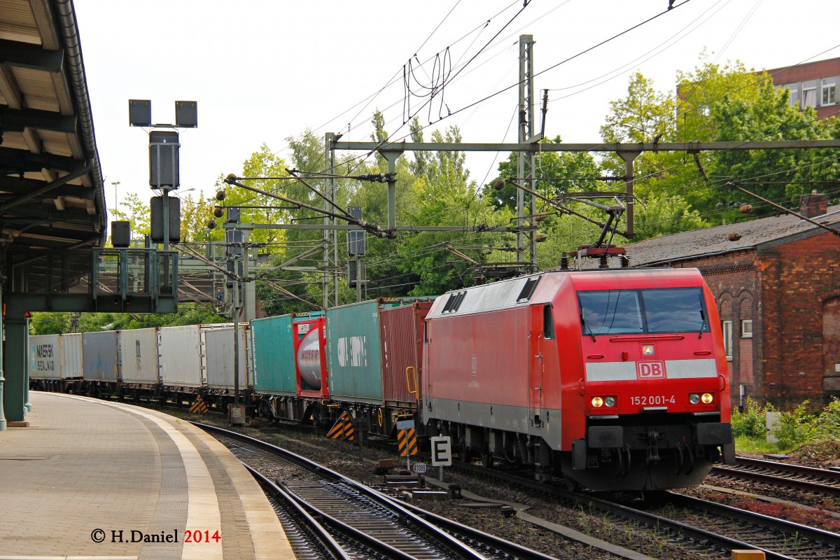 152 001-4 mit einem Containerzug am 07.05.2014 in Hamburg Harburg.
