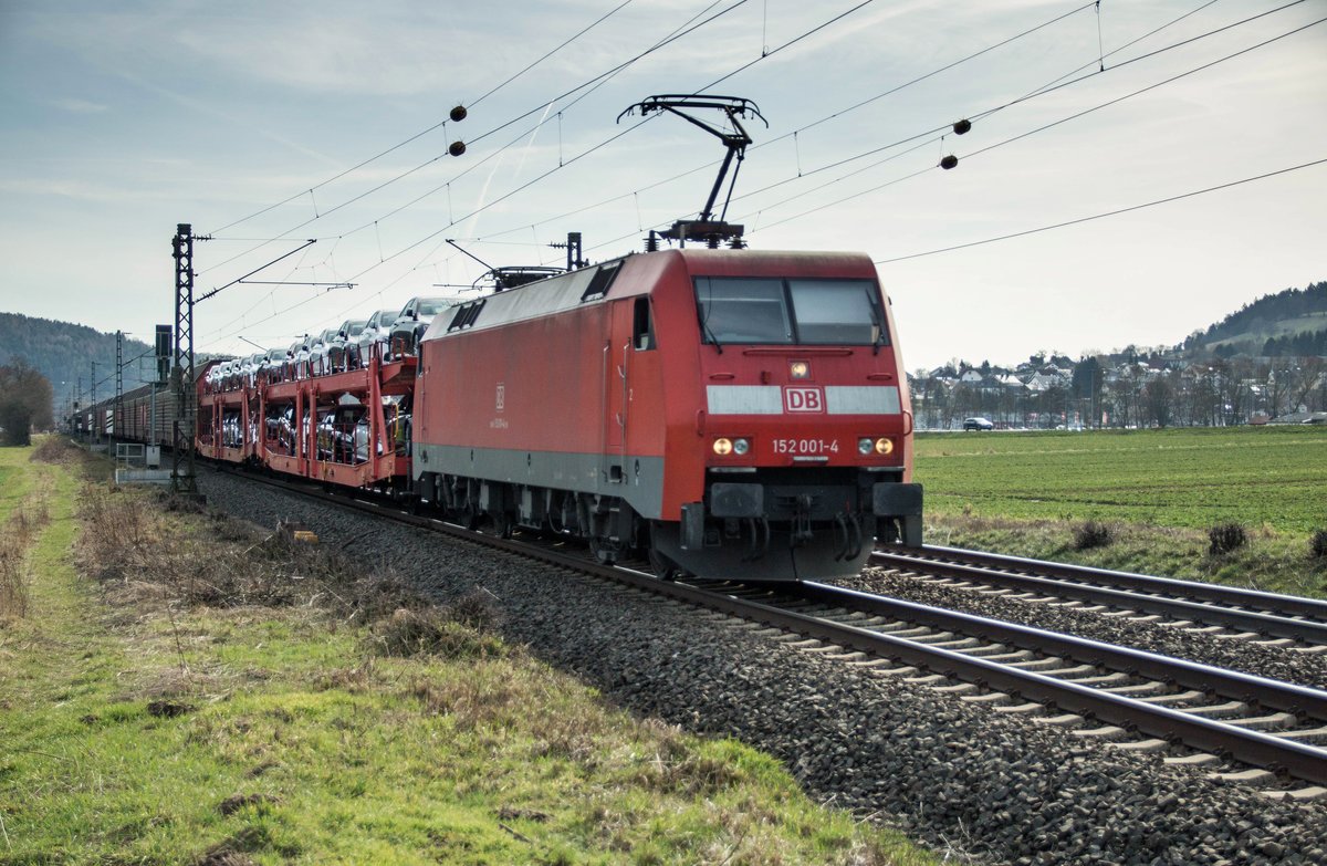 152 001-4 passierte am 14.03.2017 mit einen Autozug Reilos um weiter in Richtung Bebra fahren.