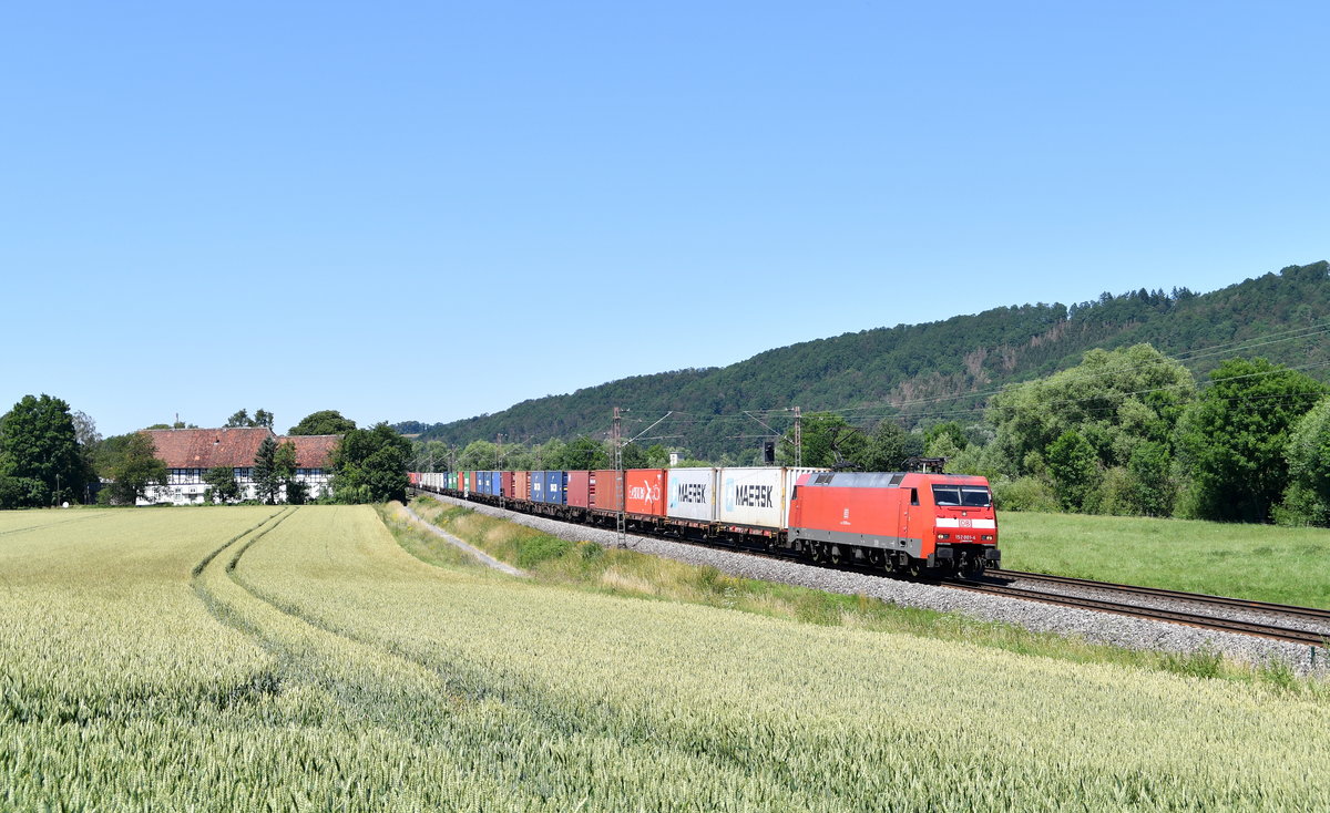 152 001 mit einem Containerzug am 29.06.2019 bei Wispenstein
