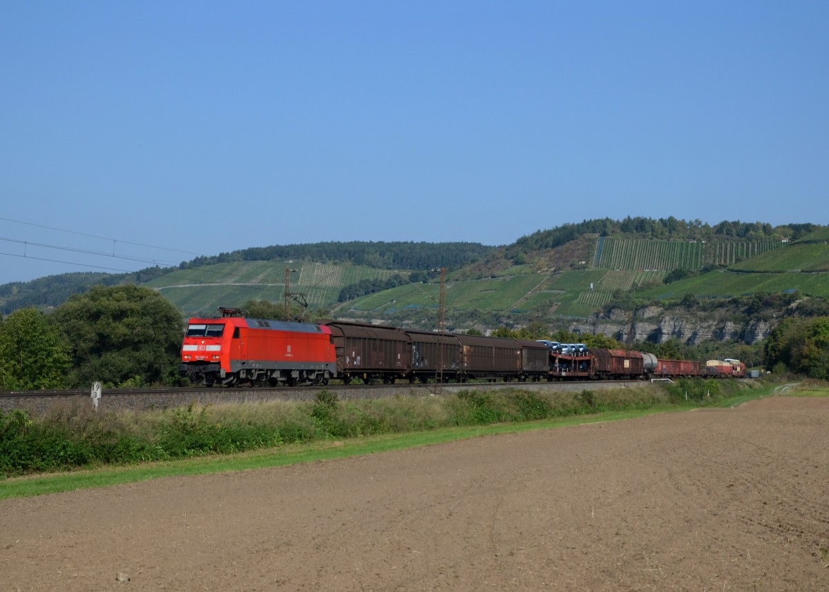 152 001 mit einem Gterzug am 28.09.2013 bei Himmelstadt.