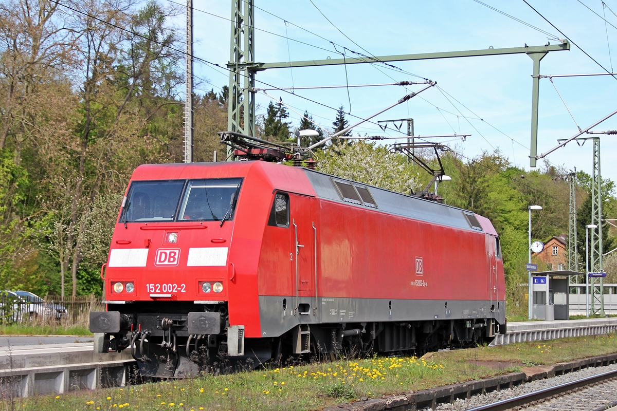 152 002-2 bei der Durchfahrt in Baunatal-Guntershausen Richtung Frankfurt am M. 17.04.2014