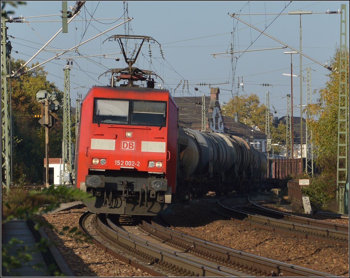152 002-2 fädelt in den unablässigen Verkehr des Nadelöhrs bei Rastatt ein. November 2014.