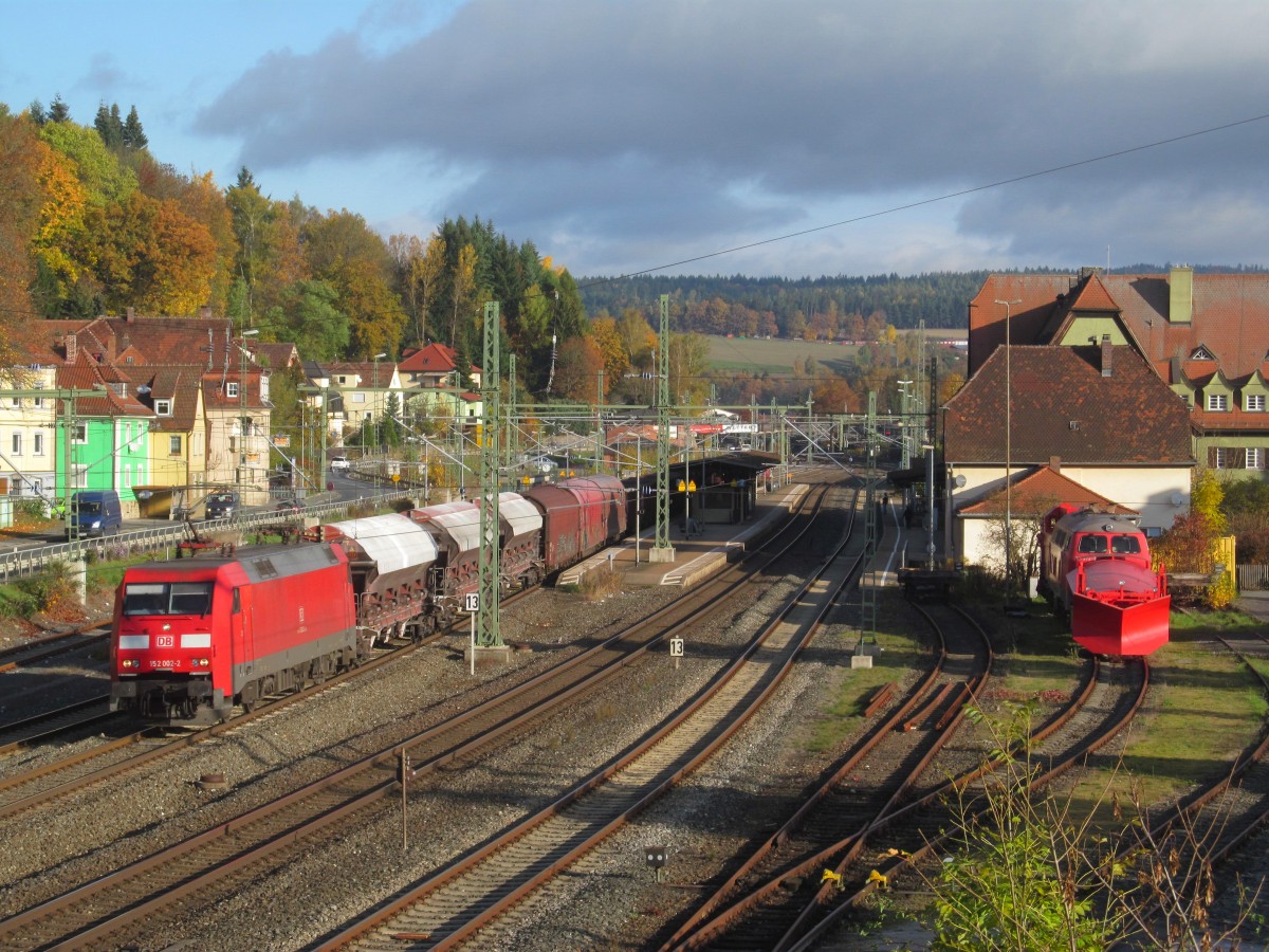 152 002-2 zieht am 24. Oktober 2013 einen gemischten Gterzug durch Kronach in Richtung Lichtenfels.