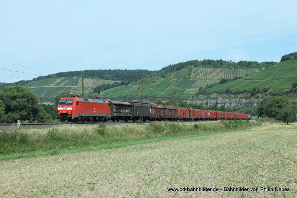 152 003-0 (DB) fhrt am 15. August 2013 um 12:02 Uhr mit einem Gterzug durch Himmelstadt