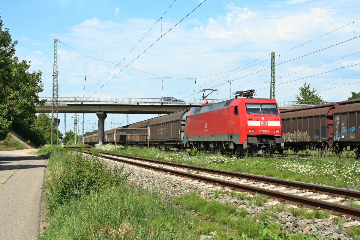 152 003-0 mit einem Schiebewandwagenzug gen S�den am Nachmittag des 03.08.13 im Bahnhof M�llheim (Baden).