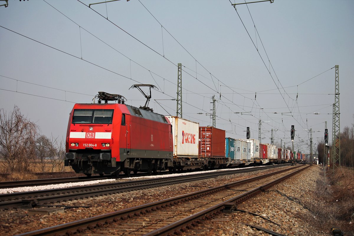 152 004-8 am 18.03.2015 mit einem Containerzug in Orschweier und fuhr mit diesem in Richtung Schweizer Grenze.