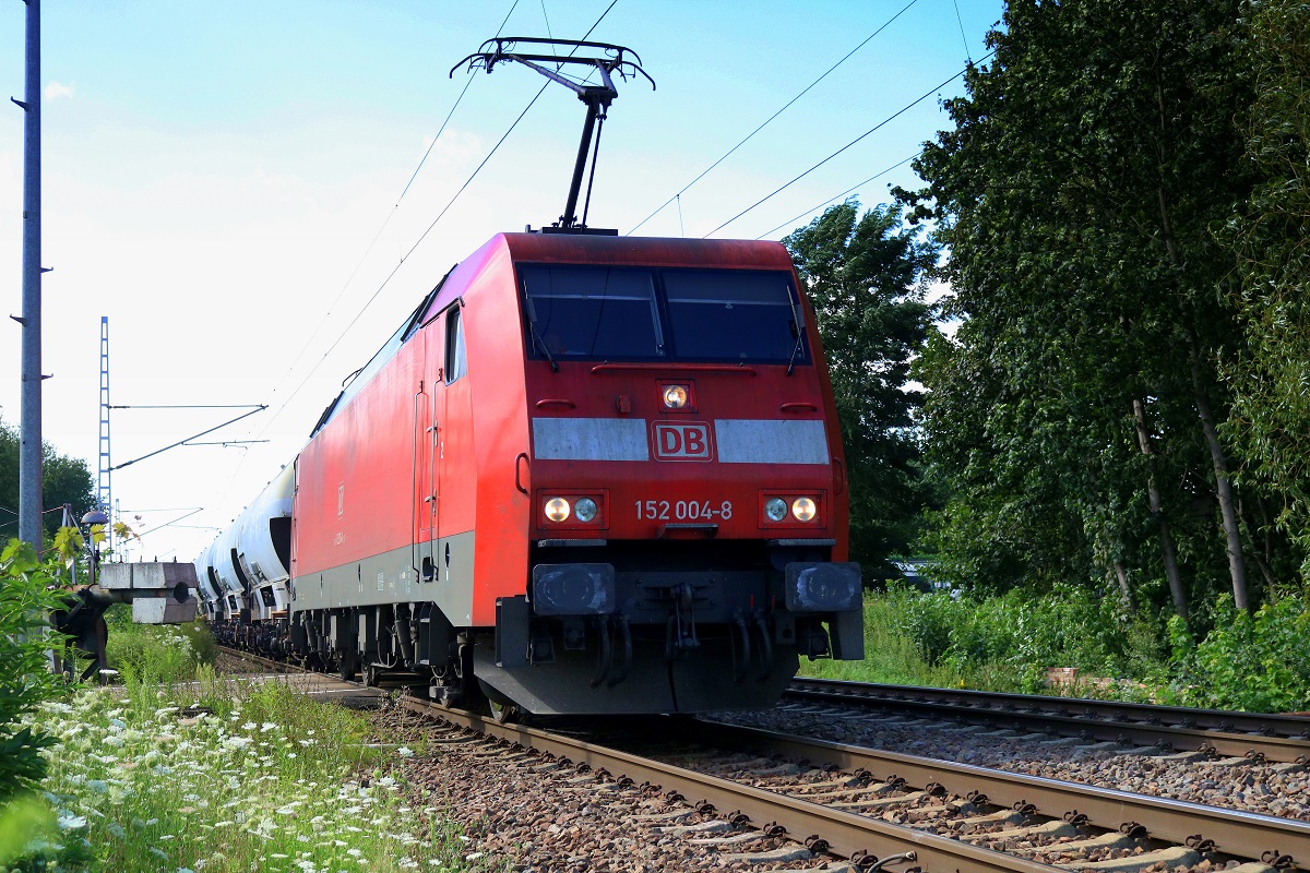 152 004-8 DB als Kesselzug fährt in Zscherben, Angersdorfer Straße, auf der Bahnstrecke Halle–Hann. Münden (KBS 590) Richtung Halle (Saale). [3.8.2017 - 16:26 Uhr]
