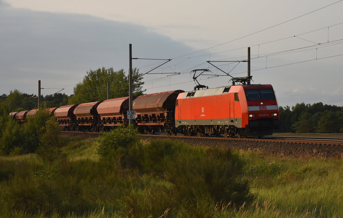 152 004-8 der DB Cargo unterwegs mit einem einheitlichen Geteidezug in Richtung Hagenower Land. 3km östlich von Büchen, 28.08.2018.