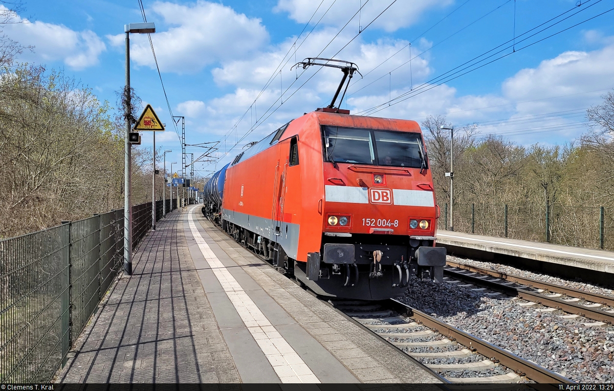 152 004-8 (Siemens ES64F) ist mit Kesselwagen im Hp Magdeburg Herrenkrug auf Gleis 1 Richtung Biederitz unterwegs.

🧰 DB Cargo
🕓 11.4.2022 | 13:29 Uhr