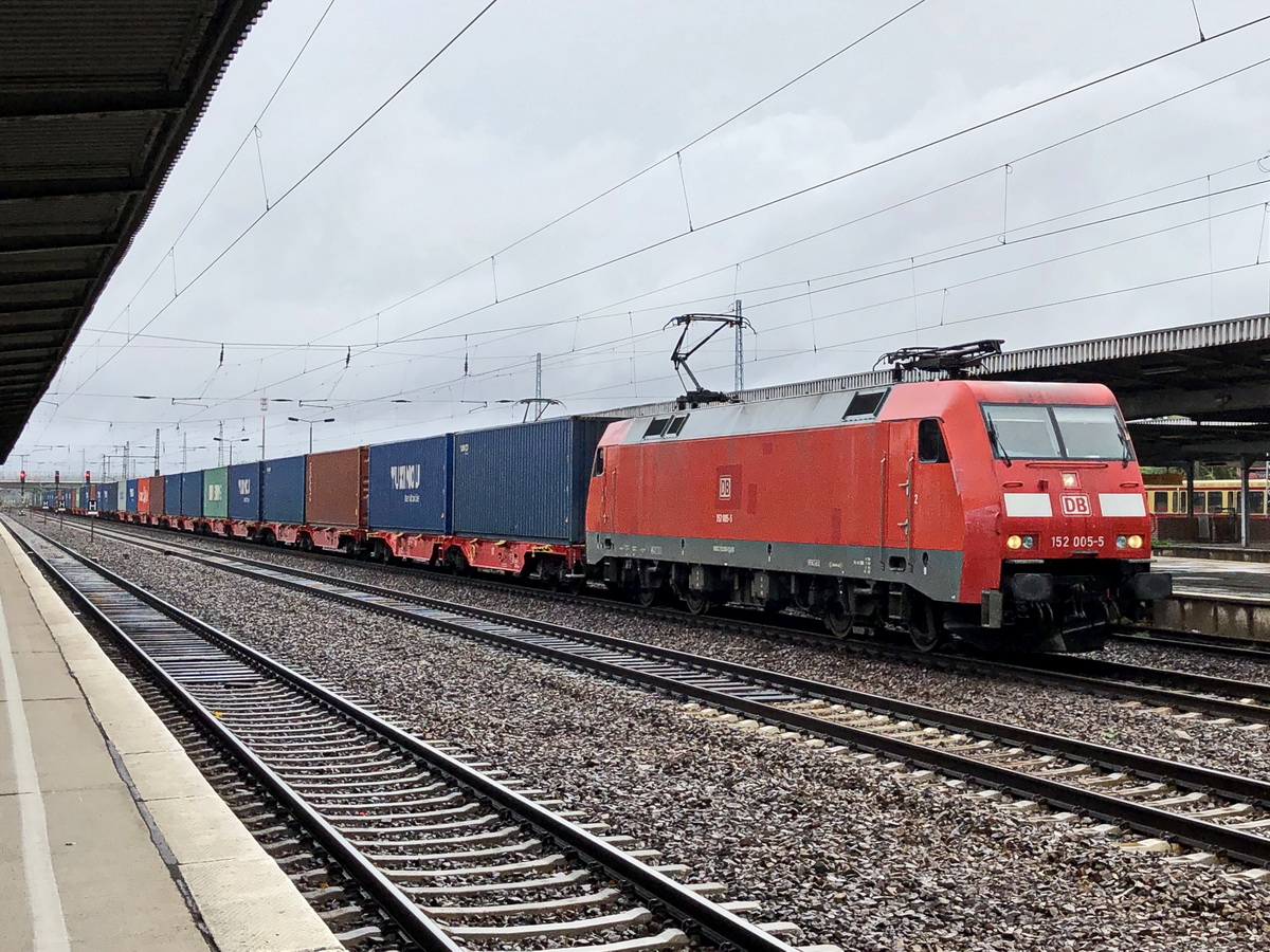 152 005-5 durchfährt den Bahnhof Berlin Flughafen Schönefeld am 02. Oktober 2019 mit einem Containerzug.

