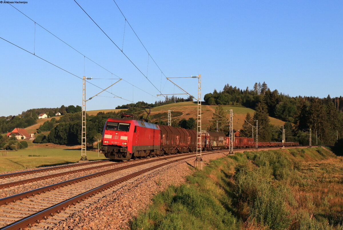 152 005-5 mit dem EZ 52053 (Kornwestheim Rbf - Villingen(Schwarzw)) bei St.Georgen 16.7.22