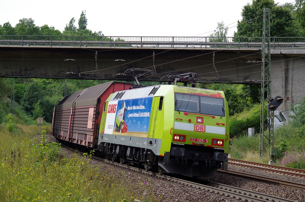 152 005  Claas  mit Autotransportwagenzug am 15.08.2013 in Gtzenhof gen Bebra. 