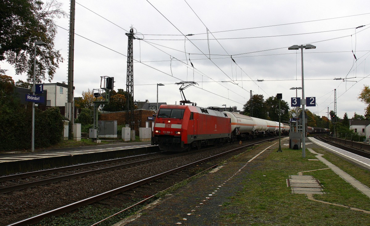 152 006-3 DB kommt mit einem langen gemischten Güterzug aus Süden nach Köln-Gremberg aus Richtung Koblenz und fährt in Richtung Köln. 
Aufegenommen auf der Rechten Rheinstrecke (KBS 465) in Rhöndorf(am Rhein).
Bei Wolken am Mittag vom 16.10.2015.